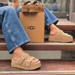 סנדלי האג | כפכפי האג UGG Goldenstar Hi Slide Sand