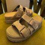 סנדלי האג | כפכפי האג UGG Goldenstar Hi Slide Sand