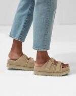 סנדלי האג | כפכפי האג UGG Goldenstar Hi Slide Sand