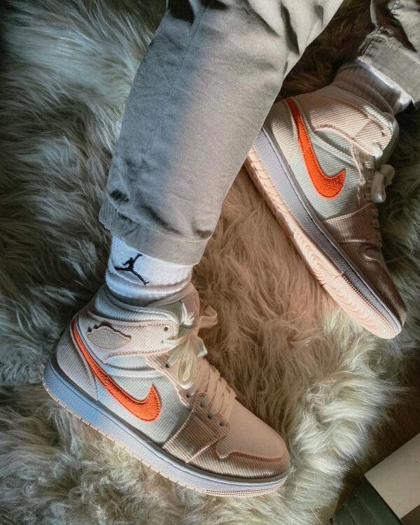 נעלי נייק אייר ג'ורדן | Nike Air Jordan 1 Mid SE Corduroy Sail