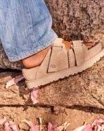 סנדלי האג | כפכפי האג UGG Goldenstar Hi Slide Sand