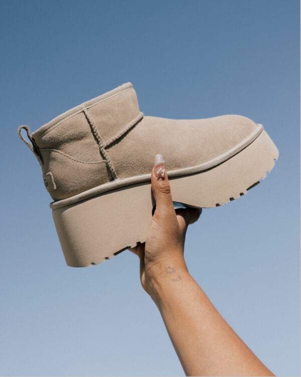 נעלי האג | מגפי האג פלטפורמה עקב UGG Women's Classic Ultra Mini New Heights Mustard Seed