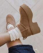 נעלי האג | מגפי האג פלטפורמה עקב UGG Women's Classic Ultra Mini New Heights Chestnut