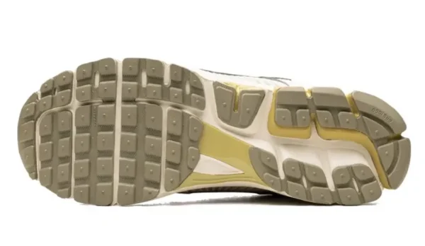 נעלי נייק | Nike Zoom Vomero 5 Light Bone Medium Olive